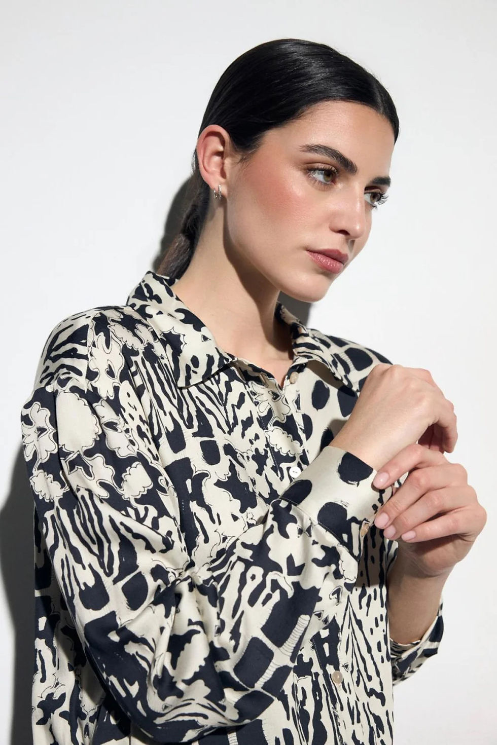 Thumbnail: Tinta Ronalda Abstract Print Blouse – Black & Cream