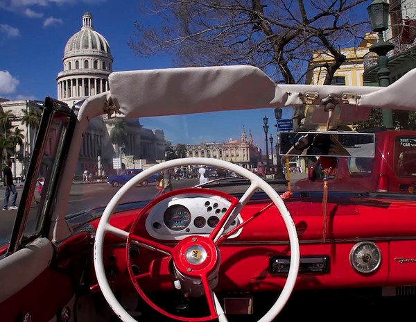 RED CAR IN HAVANA