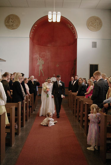 Hääseremonia klassistinen ja funkkiskirkko Käpylän kirkko. Dokumentary wedding photography at church ceremony in classisist and functional architecture church