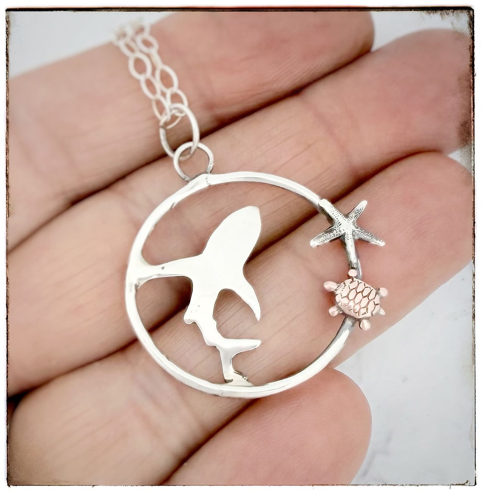 Pikkukuva: Tiny Shark Circle Necklace