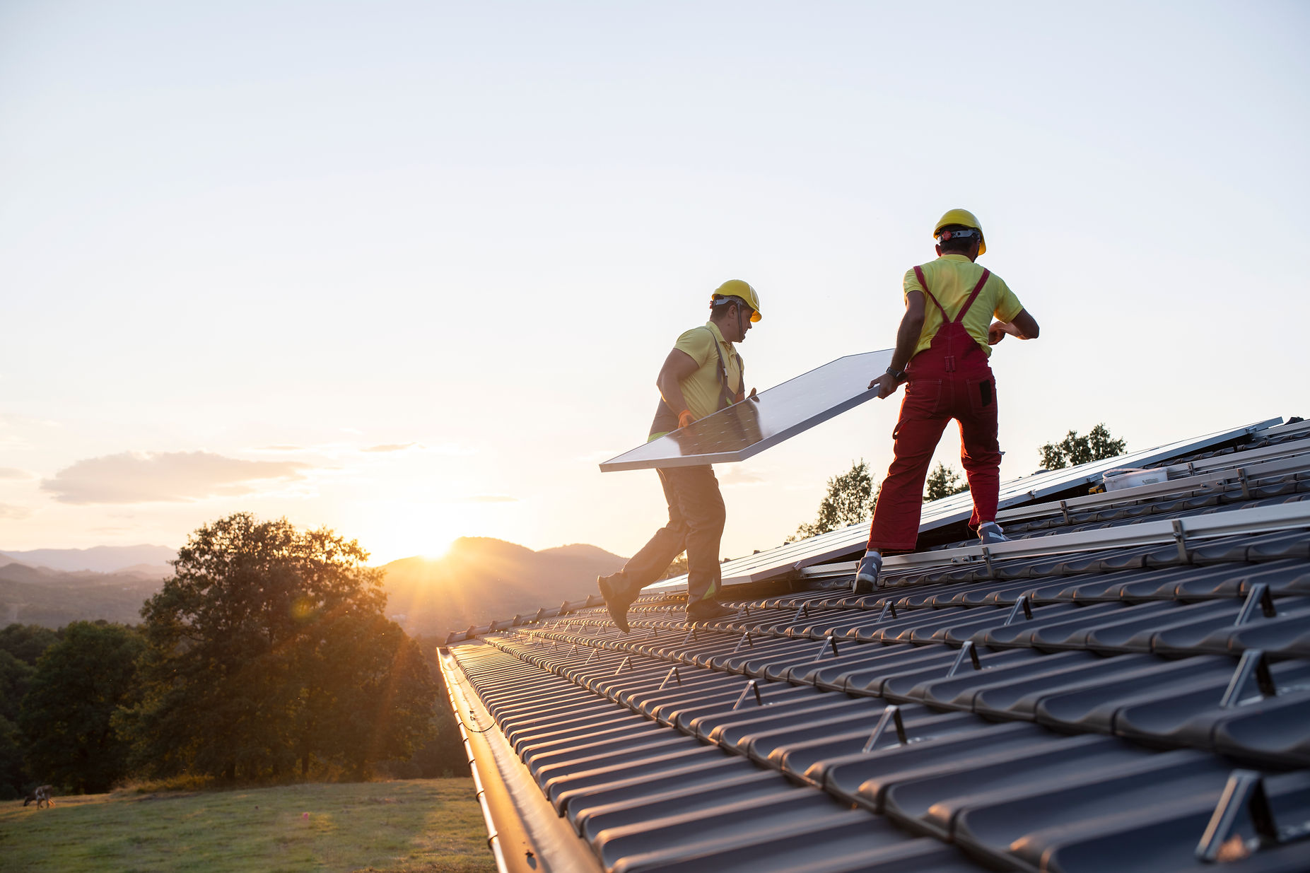 Ouvriers qui posent des panneaux photovoltaïques