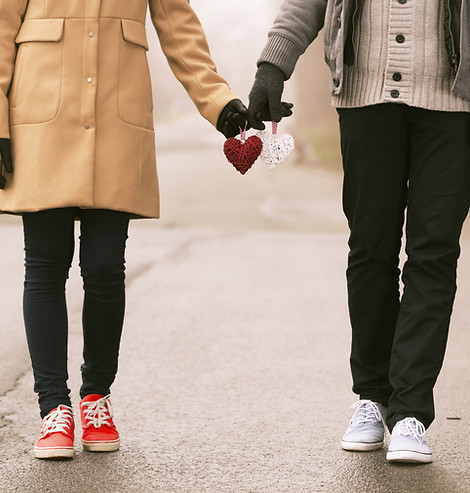Couple tenant des coeurs