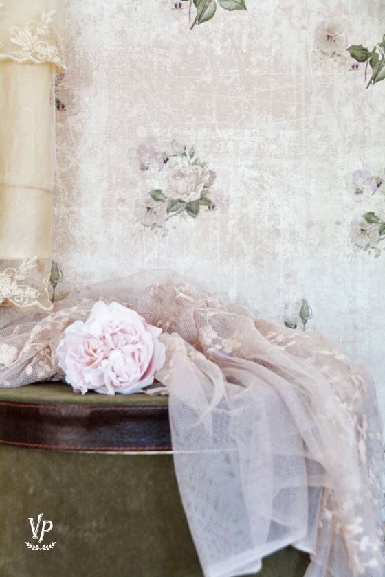 Μικρογραφία: Wallpaper Vintage Paint - Faded Roses