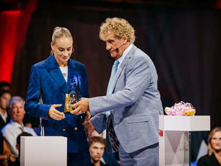 Jean-Marie Pfaff honours Tessa Wullaert as the best player in the Netherlands