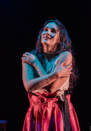 Eu Lua, Eles Fonte de Gabriela Ferreira_atriz e diretora_ espetáculo de teatro de kullat n