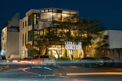 Edificio iluminado de Greenmex Coffeehouse por la noche