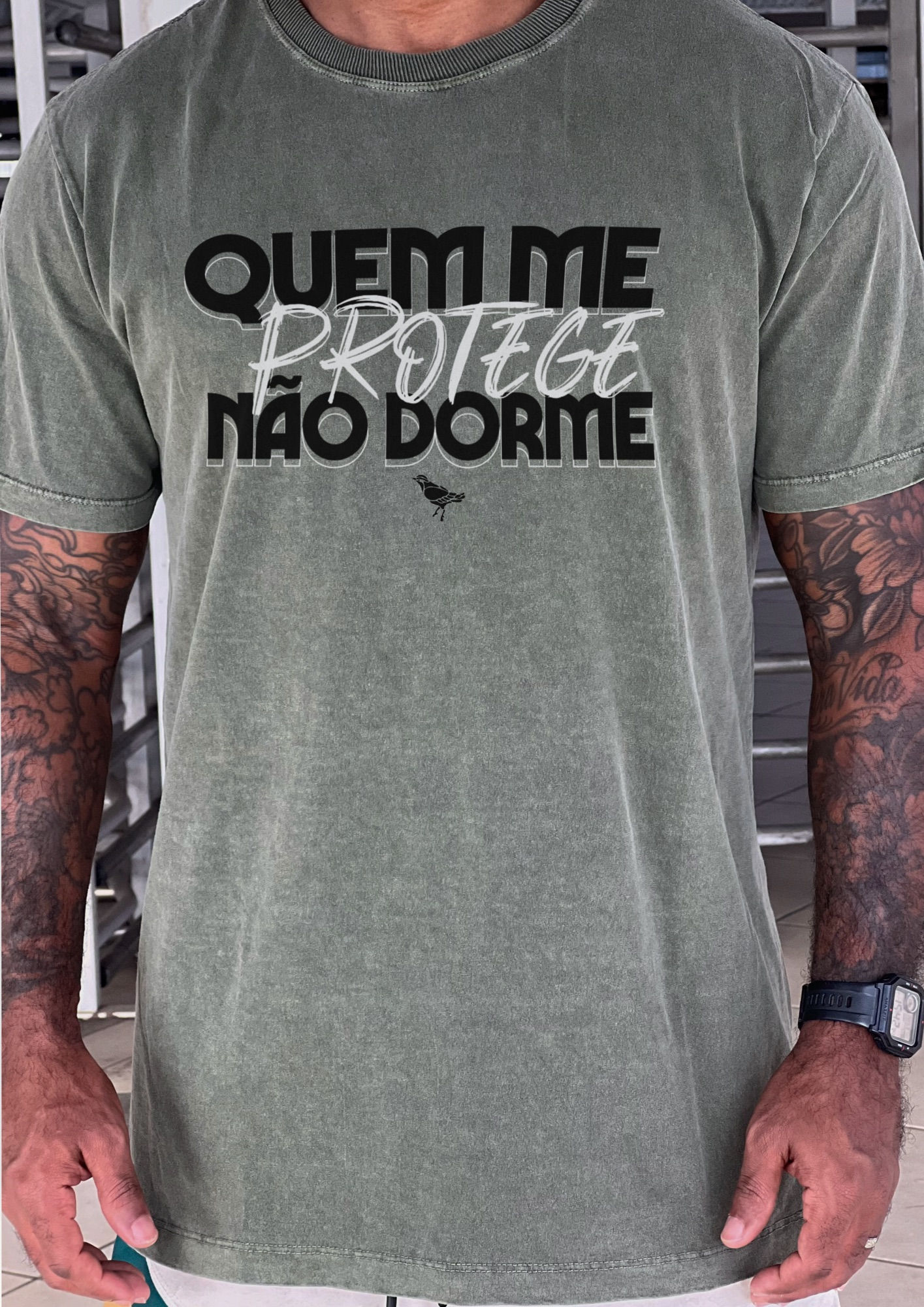 CAMISETA QUEM ME PROTEGE NÃO DORME STONE VERDE