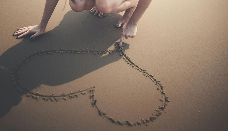 Un cœur dessiné dans le sable. Ma mission, vous aider à reprendre le contrôle sur votre qualité de vie.