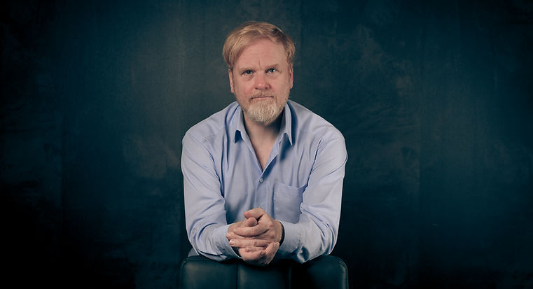 Der Inhaber der Website beugt sich über einen Stuhl