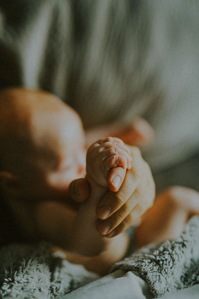 hebamme-wochenbett-baby-hand-mutter.jpg