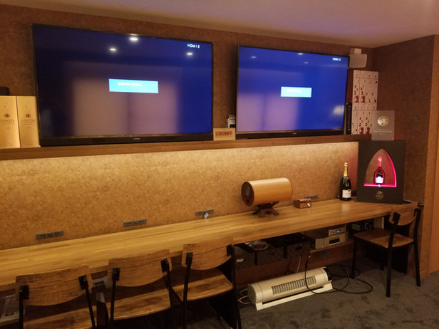 55インチのモニター2台 / 55 inch monitors