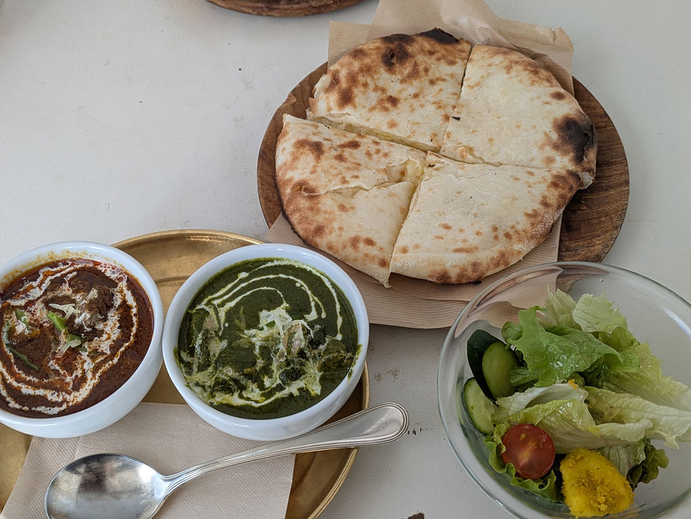 カレーの香りと、アンティークに包まれる昼下がり