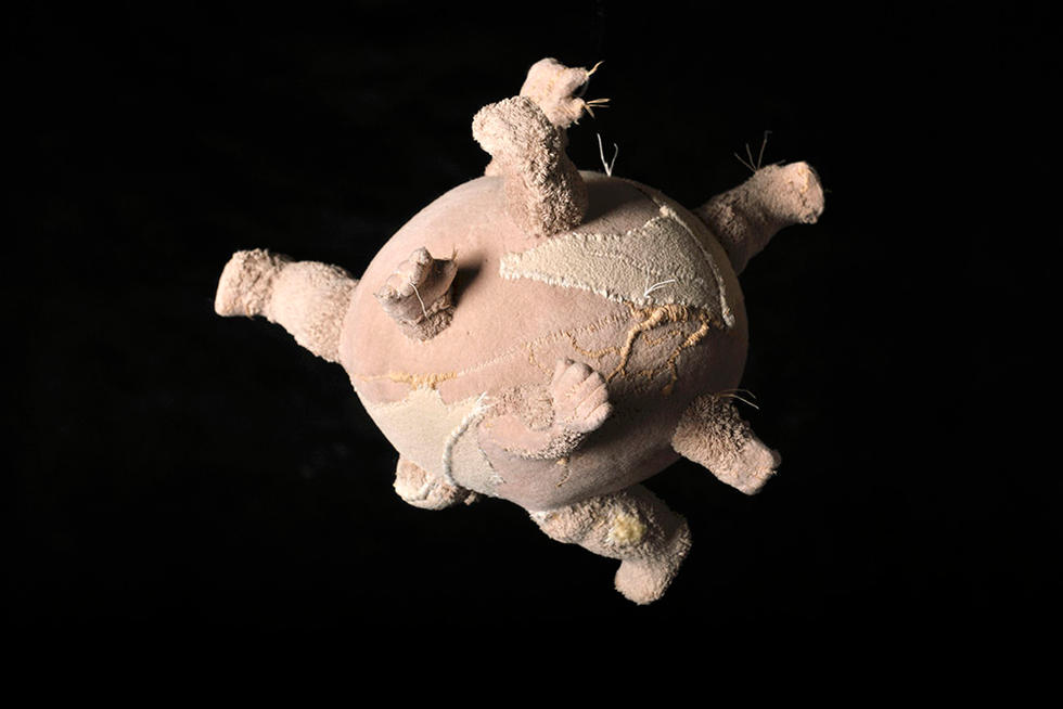 Ball, 2013，Fabric, 41x35x29cm，2013, Jingyu Xu