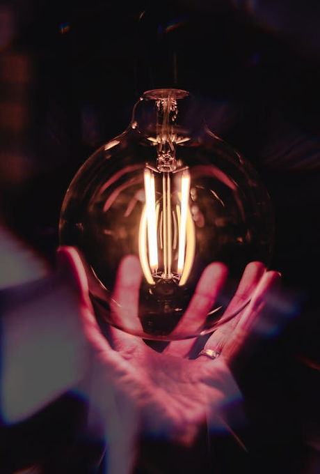 Lampada com mão.jpeg