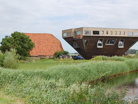 Im Juli 2021 noch im Bau, der Bauernhof der sprichwörtlich auf dem Kopf steht .