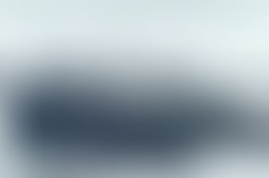 Schiffbrücken bestehen aus einer Reihen verankerter Schiffe mit einem Deck darüber.