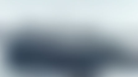 Schiffbrücken bestehen aus einer Reihen verankerter Schiffe mit einem Deck darüber.