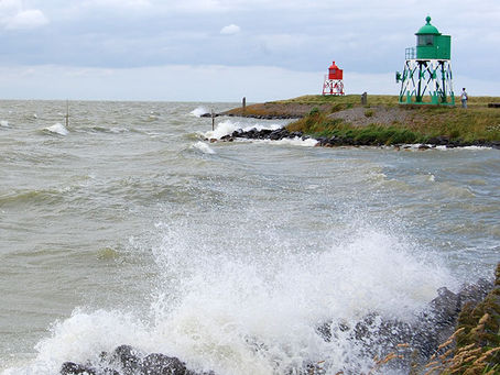 Nicht nur die schlechte Sicht ist gefährlich, im IJsselmeer entstehen bei Starkwind gefährlich, kurze Wellen.