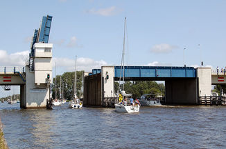 Sperrung der Brücke Uitwellingerga