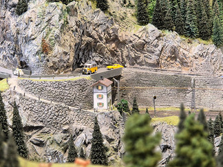 De imposante vijfspanige Gotthard-postkoets.