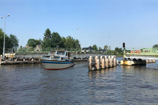 Frachtschiff knallt gegen Brücke