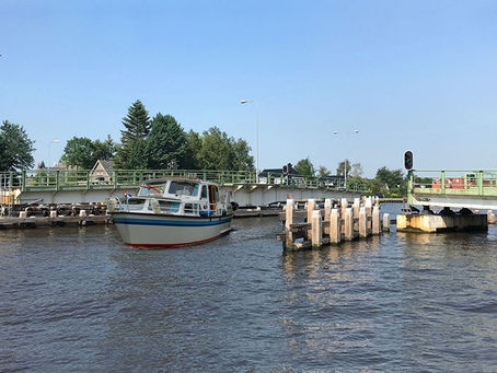 Frachtschiff knallt gegen Brücke