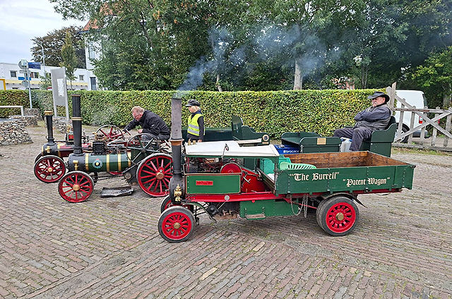 Diverse kleine Dampftraktoren drehten ihre Runden.
