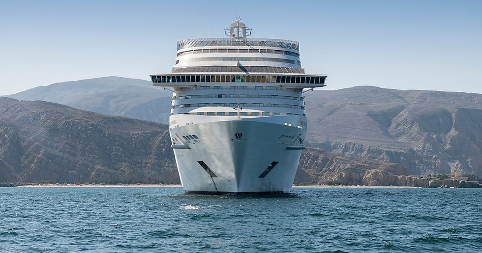 MSC Splendida tengerjáró hajó szemből a tengeren - a HJTD - HAJÓUTAD Hello Isztambul csoportos hajóútjának hajója