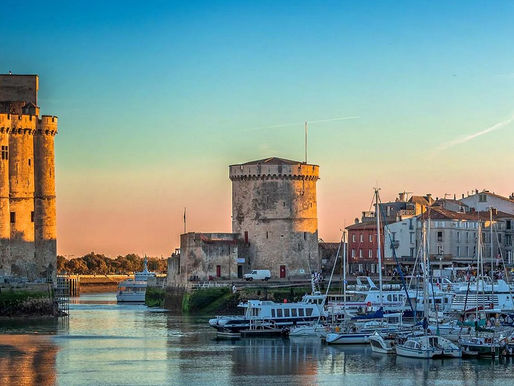 La Rochelle óvárosi kikötője naplementében - francia atlanti hangulat és történelmi tornyok egy különleges hajóutas élmény során | HJTD - HAJÓUTAD
