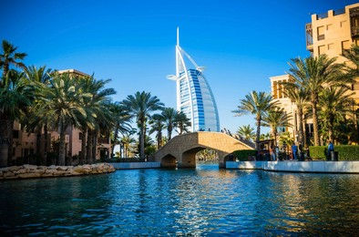 Burj Al Arab Dubajban a Madinat Jumeirah csatornái mellett - ikonikus luxusszálloda és arab hangulat