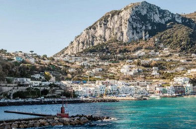 Capri szigetének kikötője - színes házak és meredek hegyoldal a türkizkék tengerparton