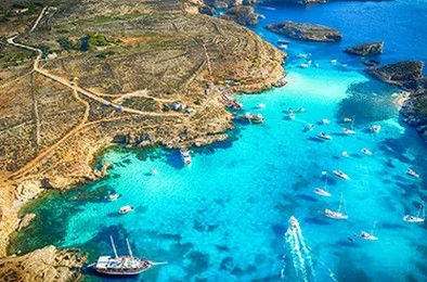 Comino Blue Lagoon légi felvétel kristálytiszta vízzel Máltán