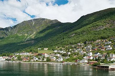 Bámulatos fjordpanoráma Flåm kikötőjéből csoportos norvég hajóút során
