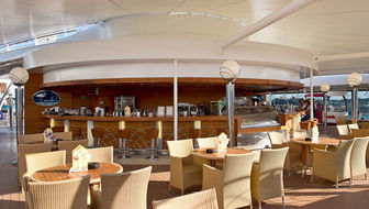 Az MSC Musica esti fényekben.