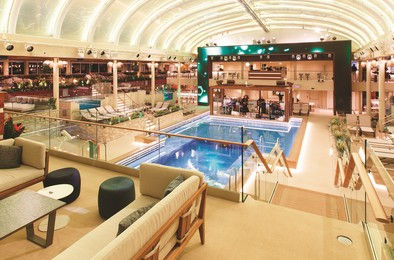 Fedett medencetér és pihenőrész a Costa Smeralda fedélzetén