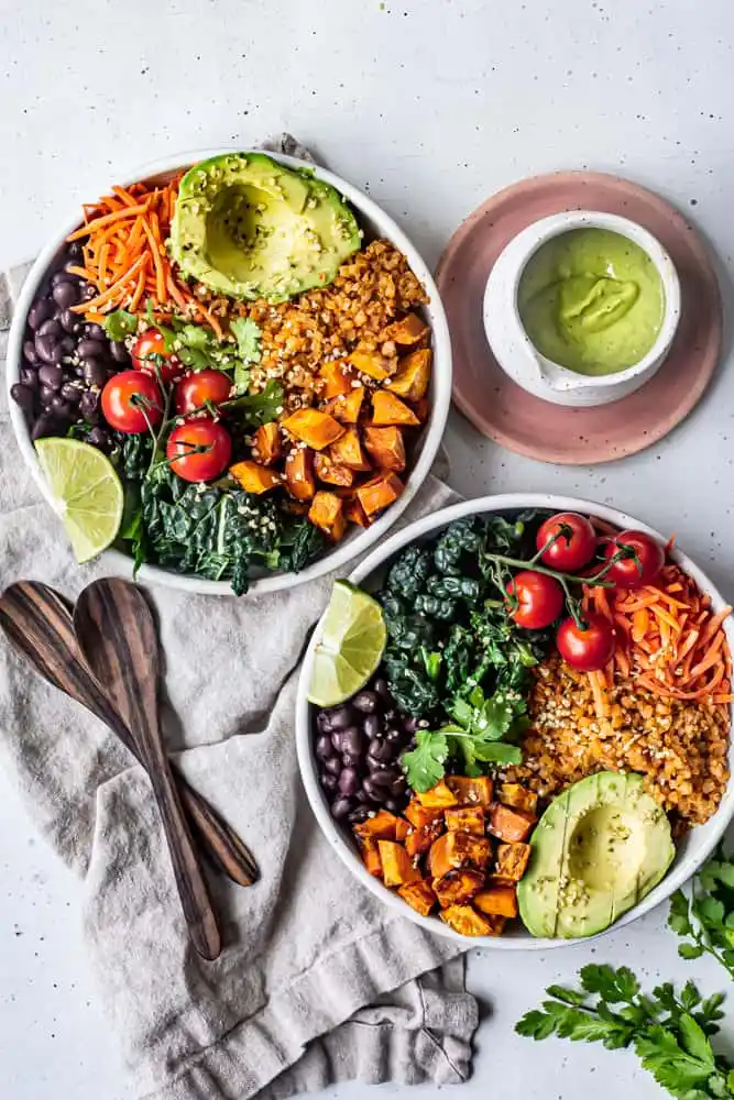 dois bowls de comida saudável e colorida