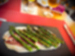 Esparragos trigueros a la plancha con jamón