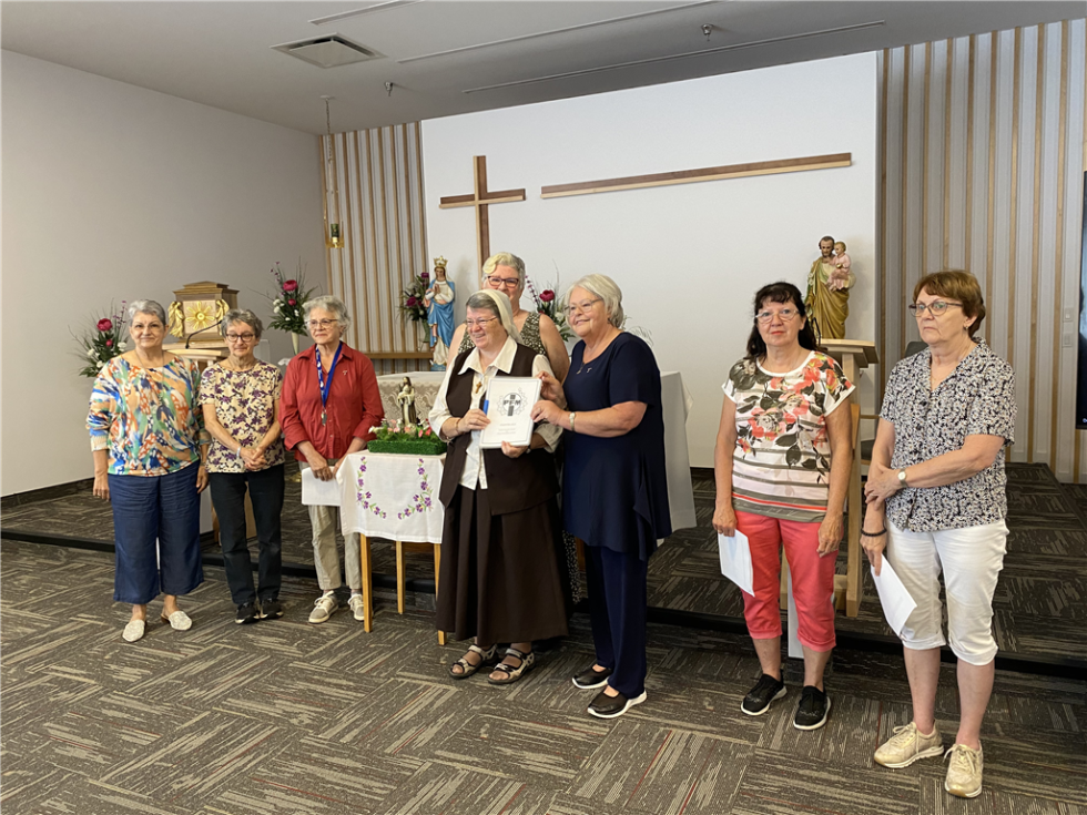 Sœur Doris Lamontagne, supérieure générale, remercie Mme Madeleine Desgagnés et le comité des associés.