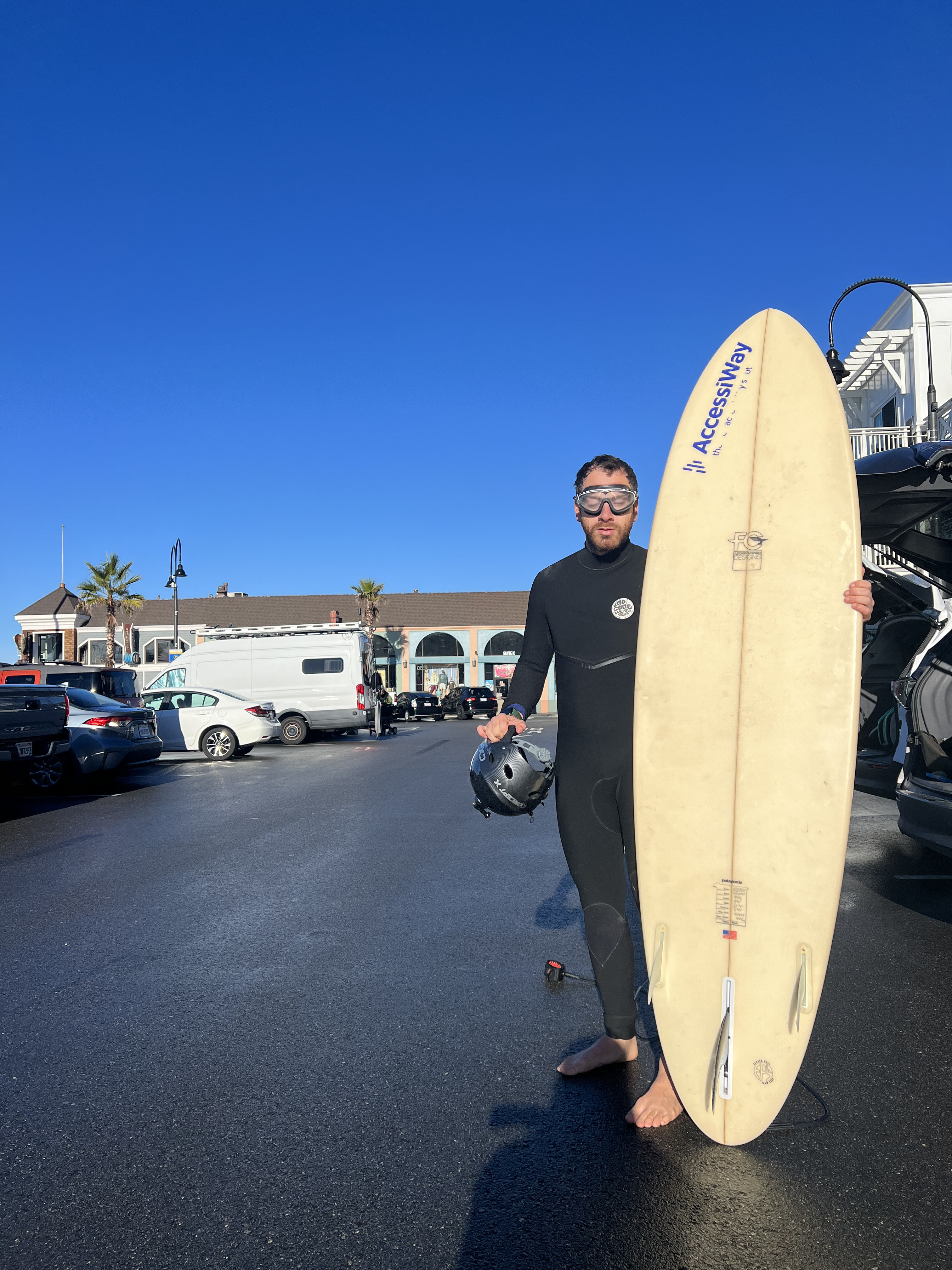 Salandri con in mano la tavola da surf