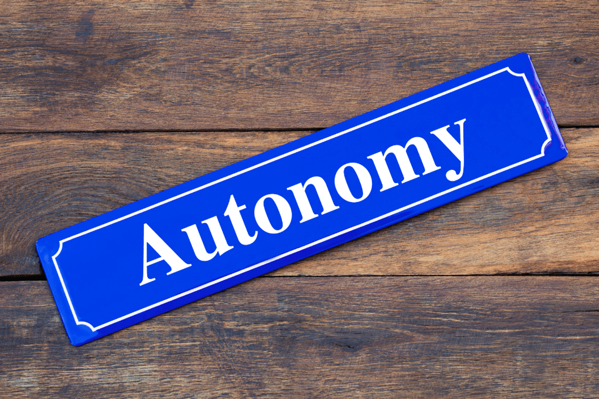 Cartello con scritto "autonomy"