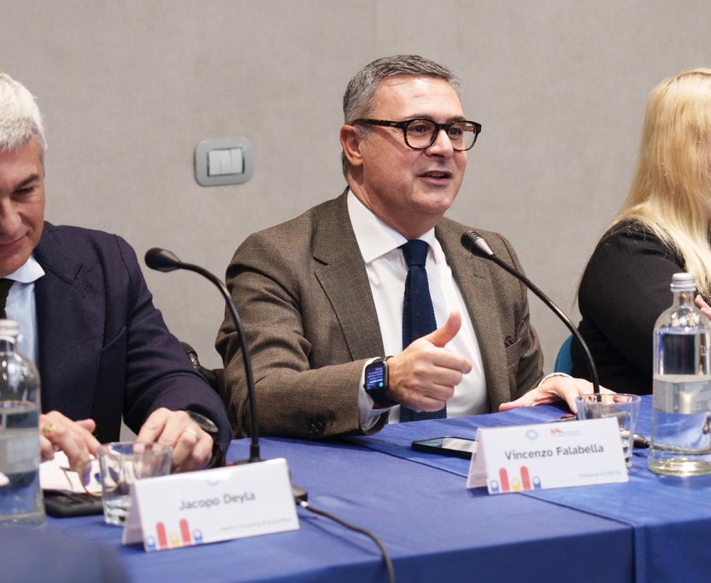 falabella mentre parla al convegno di AccesisWay