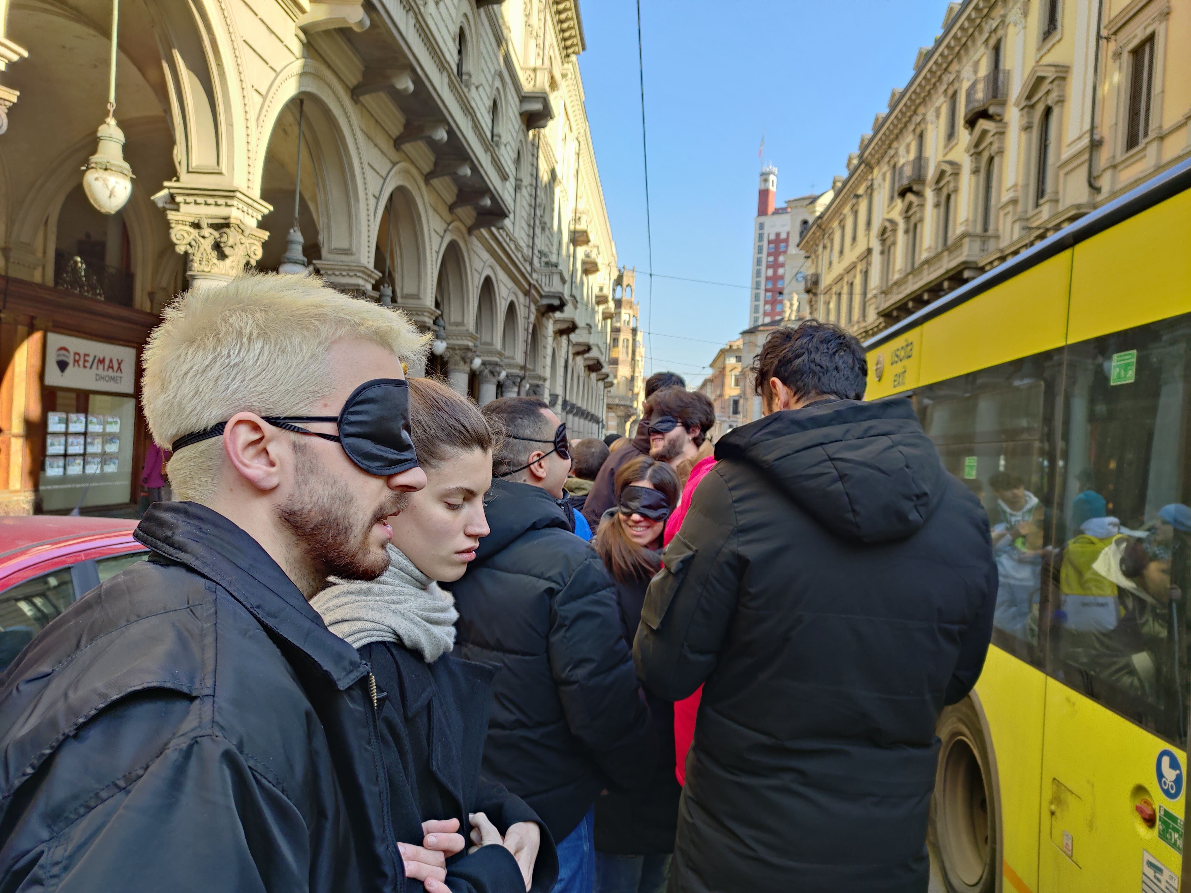 due partecipanti salgono sul bus