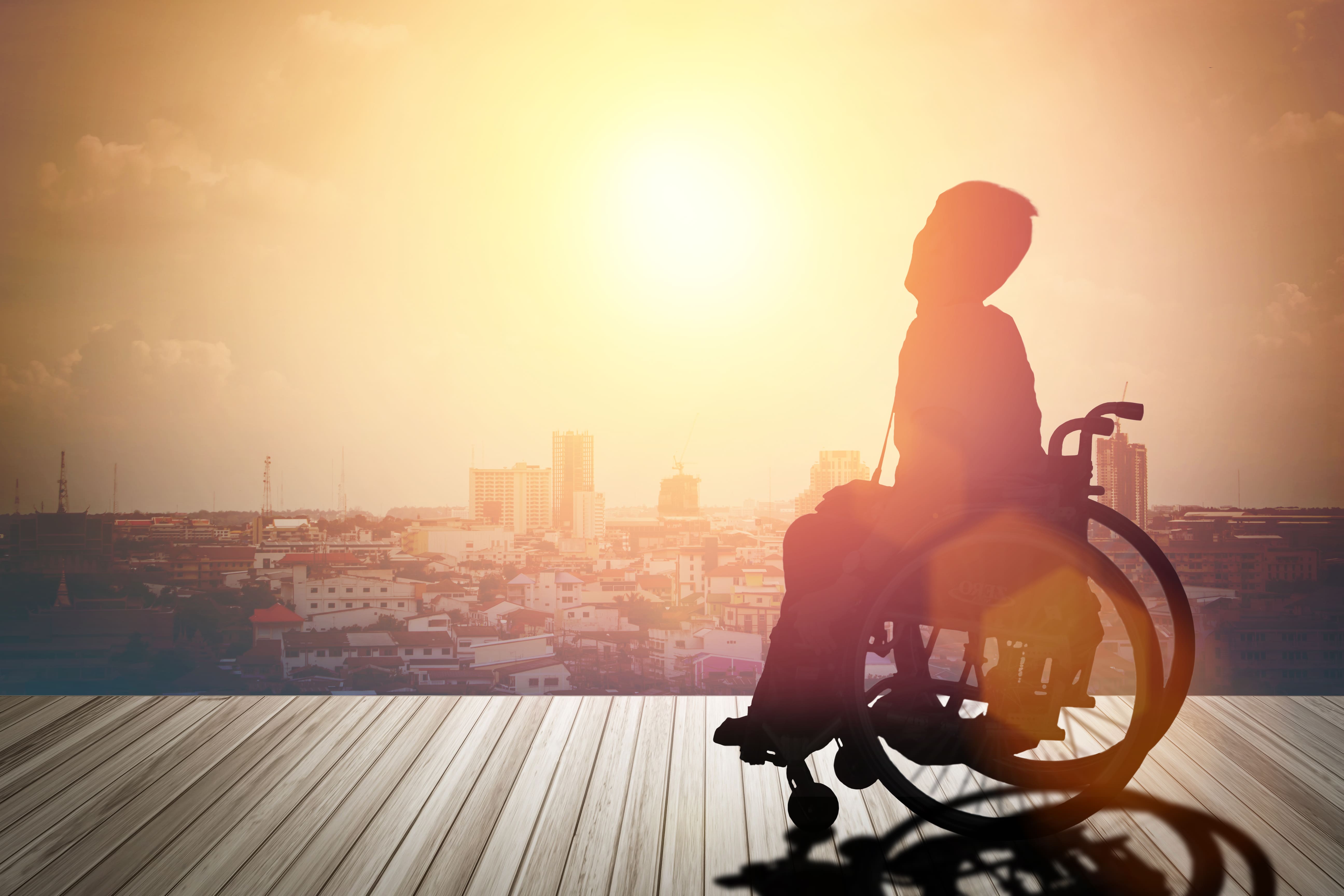 Una persona in sedia a rotelle guarda il panorama di una città