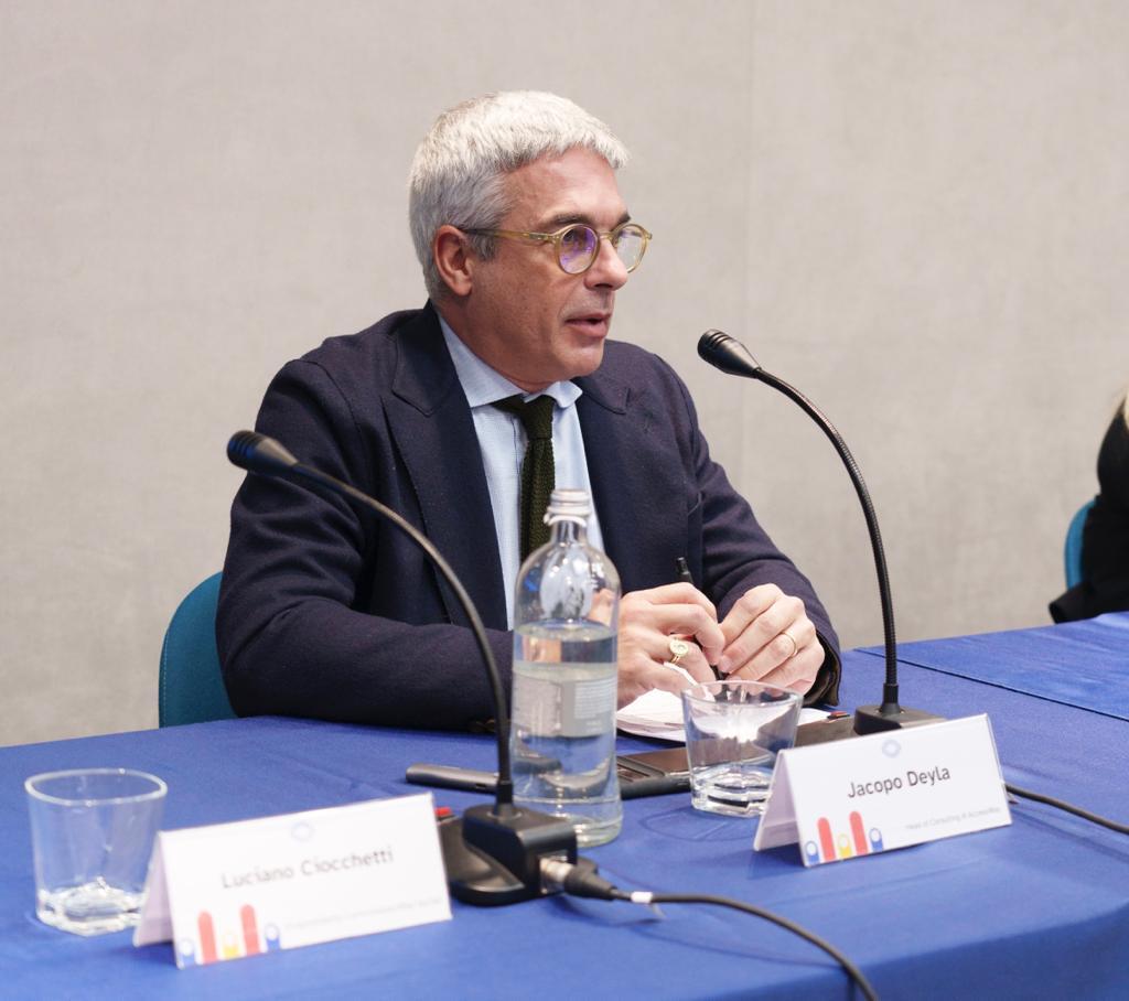 Deyla mentre parla al convegno