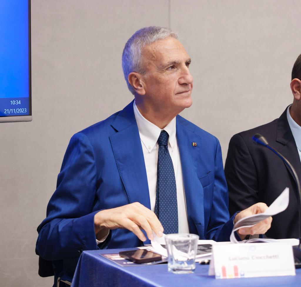 Luciano Ciocchetti mentre ascolta al convegno