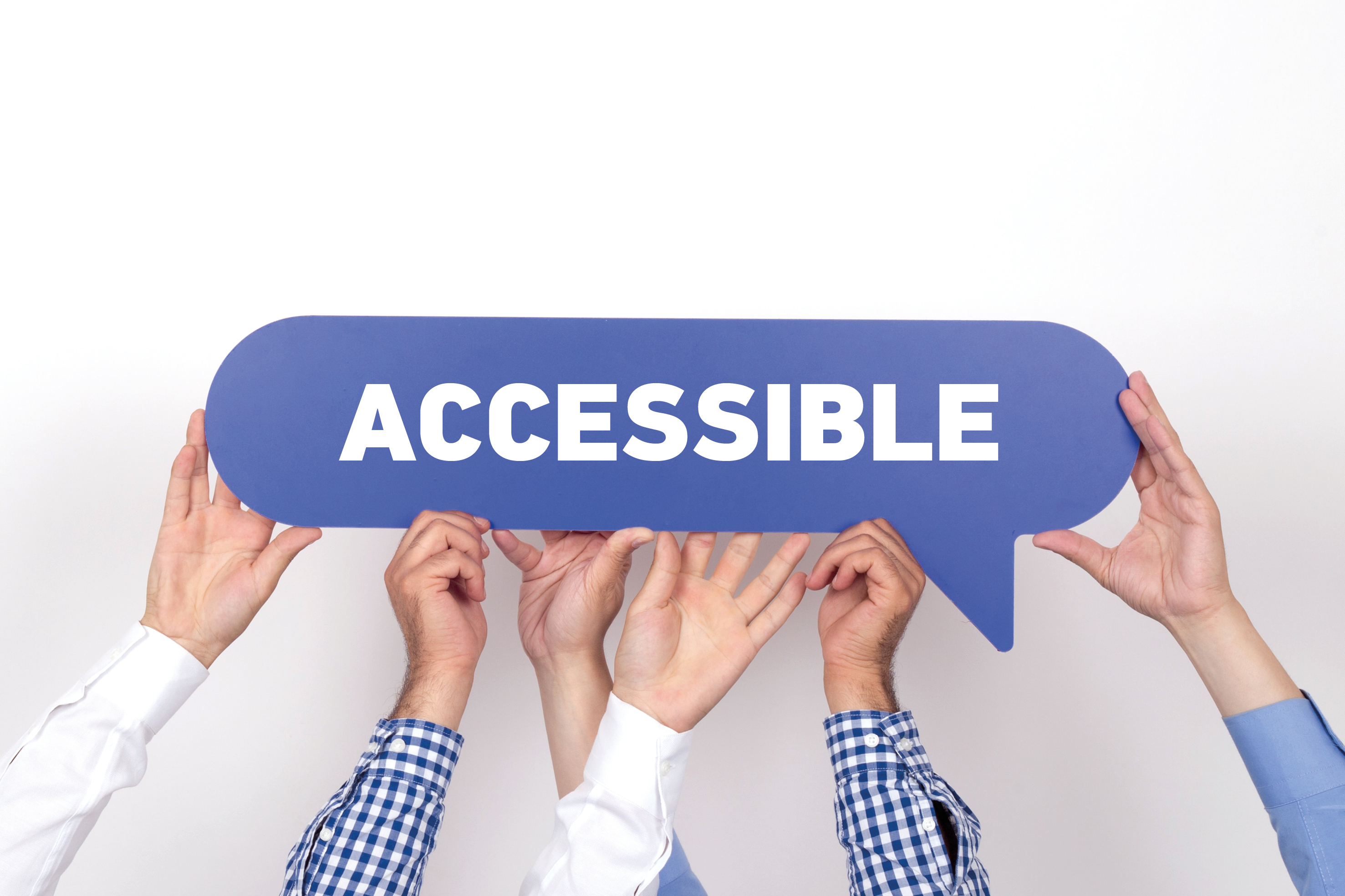 Varie mani reggono la scritta "accessible"