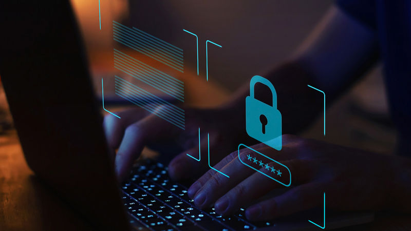Due mani scrivono su una tastiera a simboleggiare l'accessibilità web