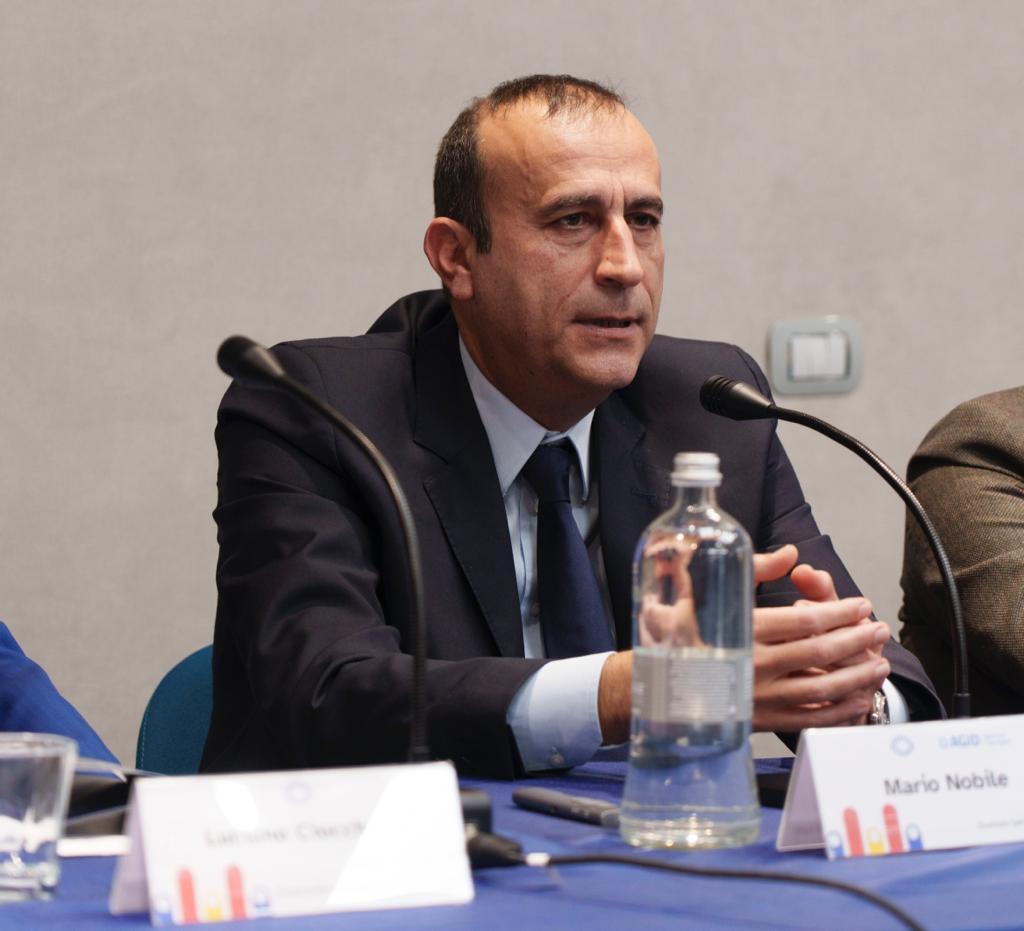Mario nobile mentre parla al convegno