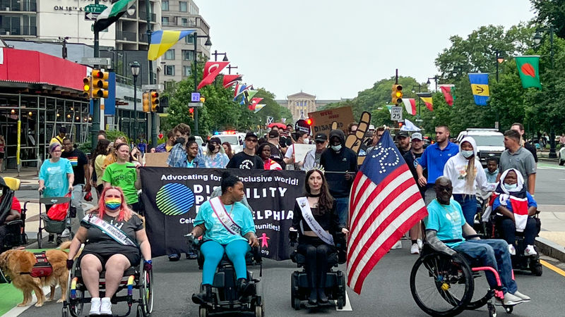 Persone sfilano a un Disability Pride negli USA, simile a quello che si terrà a Torino