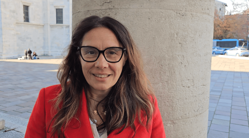 La ministra alessandra locatelli in una piazza, ringrazia accessiway per il convegno